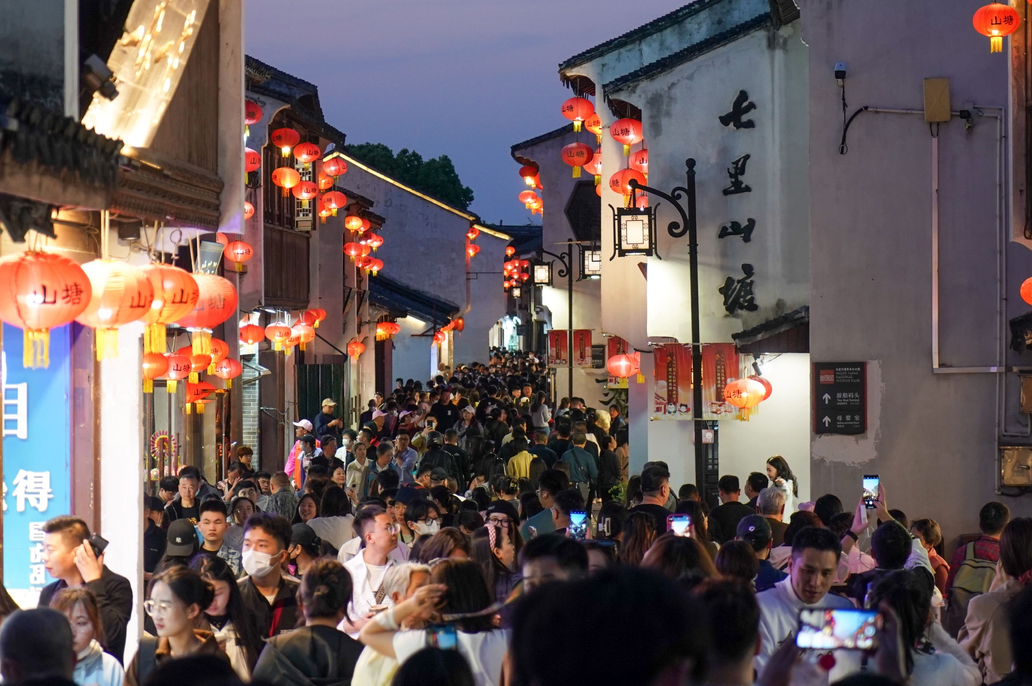 江苏苏州:山塘街里游人如织__财经头条