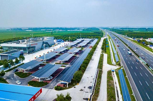 济南东服务区鸟瞰图,这也是国内首个零碳服务区.受访者供图