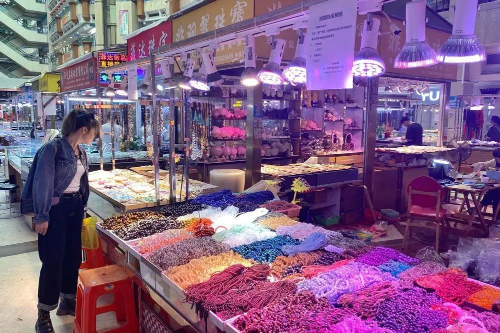 在商场内,玉器档,珠宝首饰档等照常营业