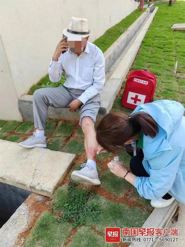 不慎踩断井盖，游客在景区门口摔伤，施工方：游客也有责任_手机新浪网