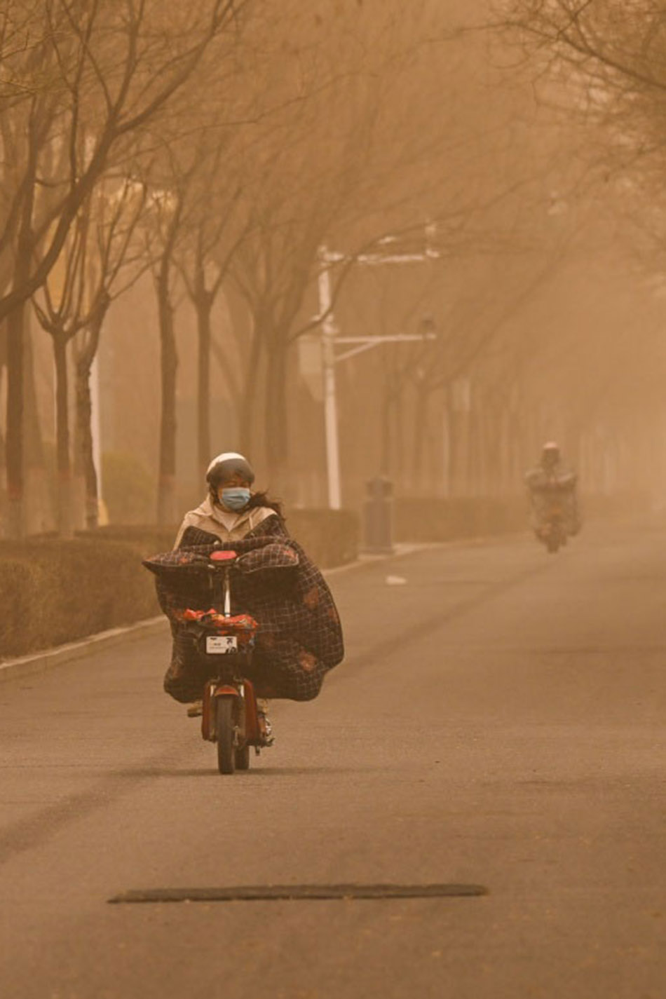 刘磊/新华社 图2023年4月10日,内蒙古呼和浩特出现大风沙尘天气,市民
