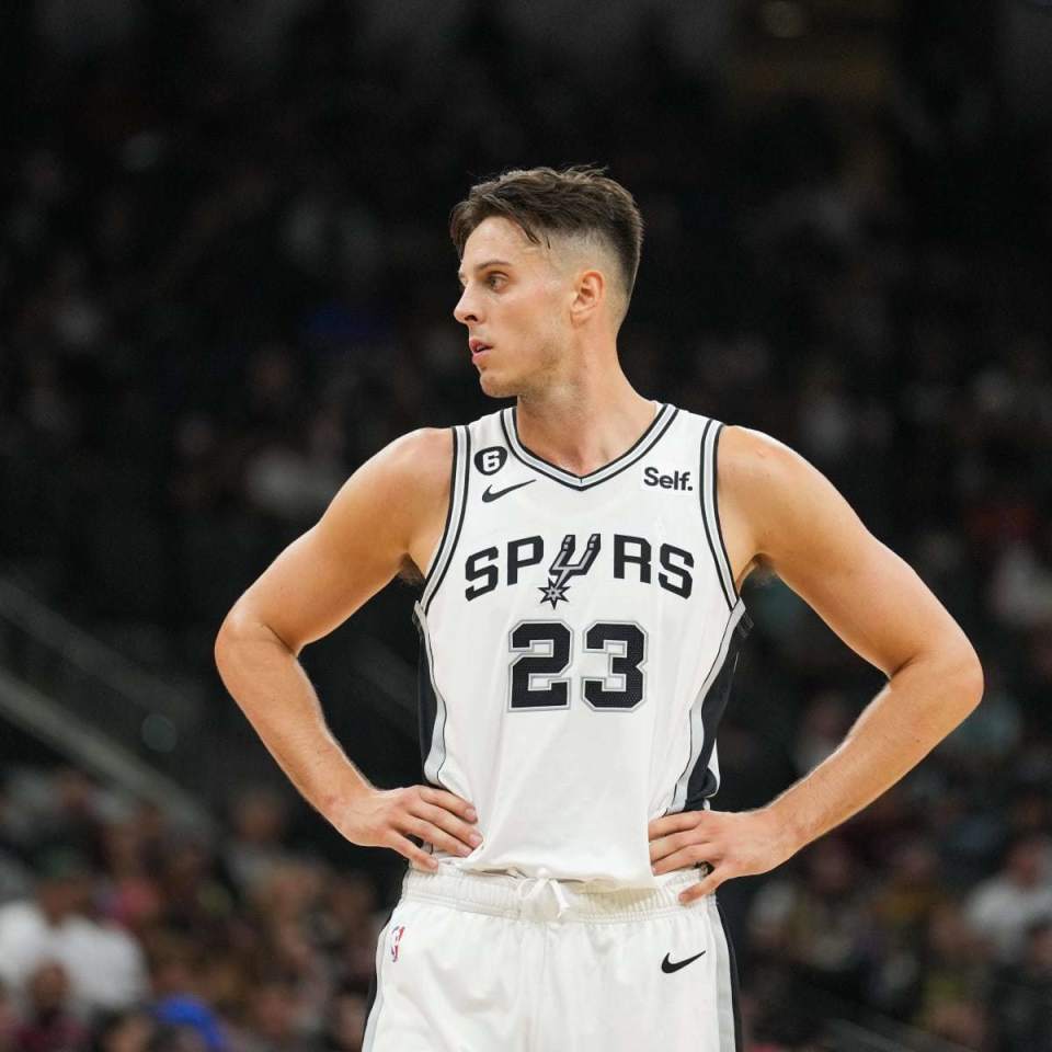 那年夏天,开拓者连资质报价都没有为这位昔日十号秀开出,这让柯林斯