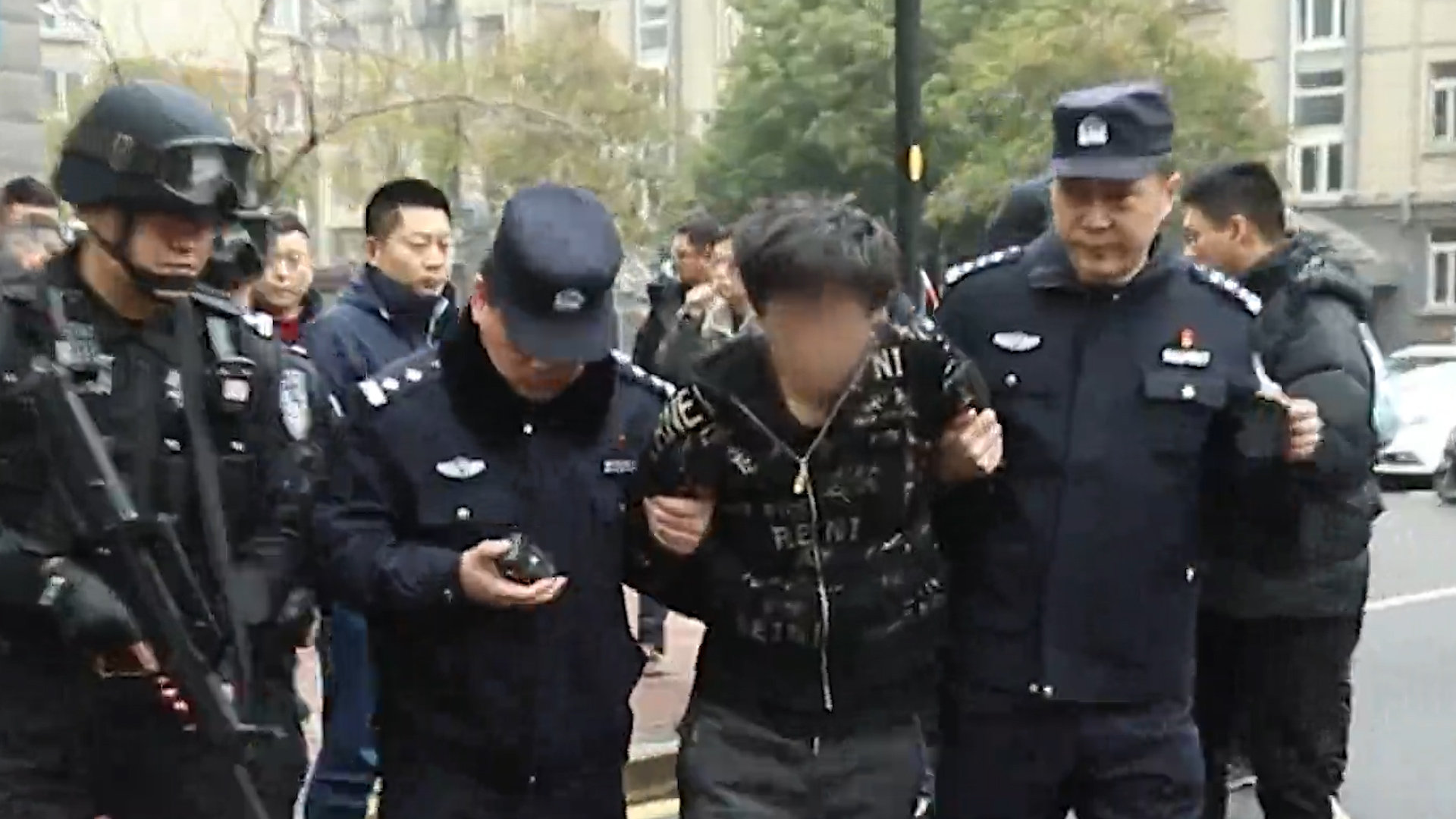 现场抓捕视频!南京26年前特大抢劫杀人案,破了!|南京市_新浪新闻