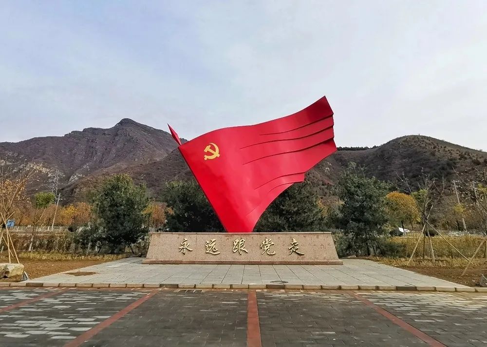 "红色背篓"精神传承教育基地展厅面积约2000平方米,通过《红色记忆》