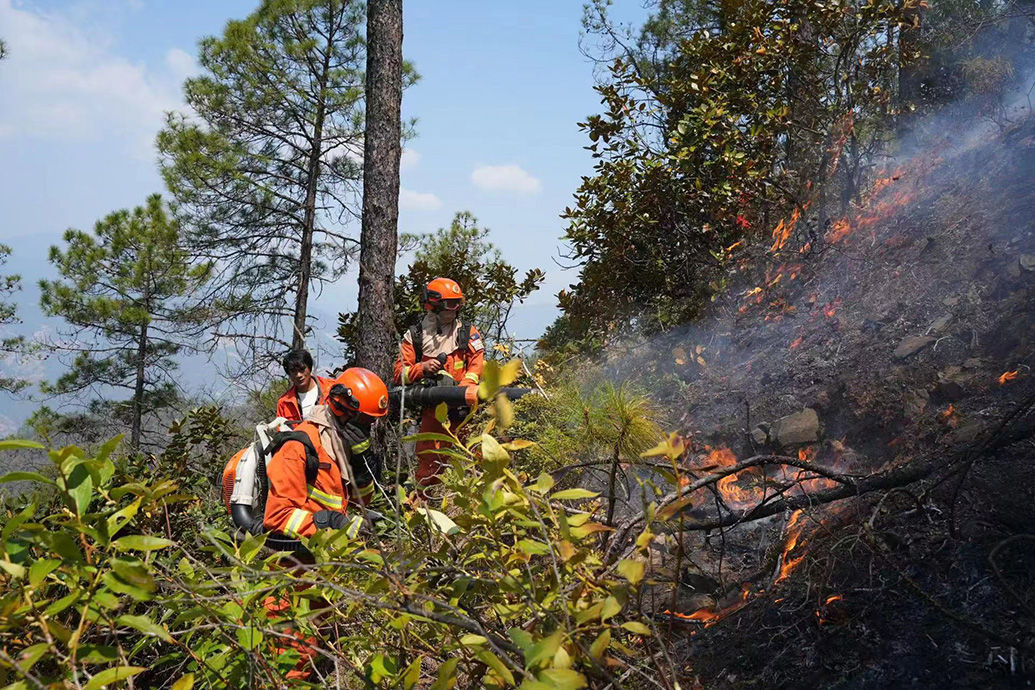 云南玉溪山火蔓延 火场燃烧迅猛，森林消防800余人分3批次增援扑救