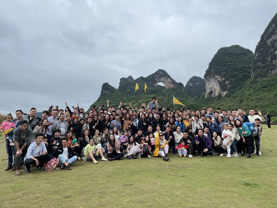 T168团队外出游玩,喊着标语“T168,向天下起程”。受访者供图