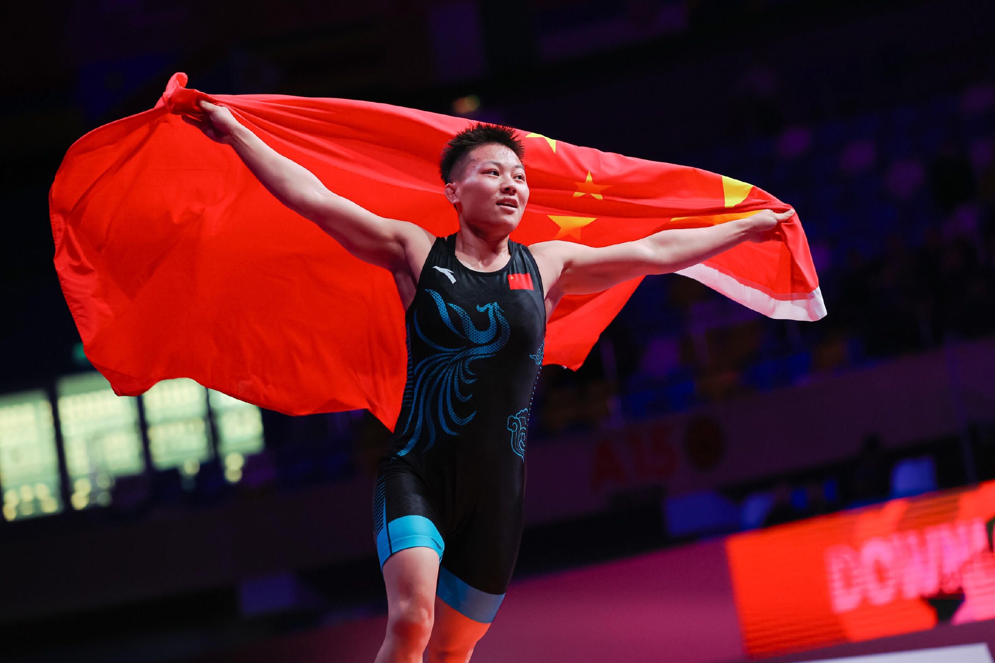 在女子自由式摔跤55公斤级比赛中,中国名将,东京奥运会亚军庞倩玉在