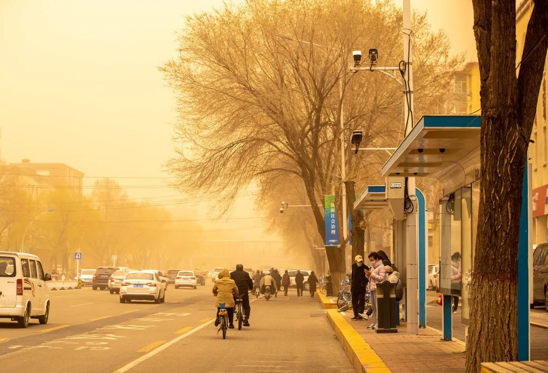 4月10日,内蒙古呼和浩特,当地迎来沙尘天气过程,市民在沙尘中出行.
