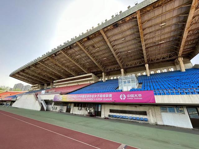 先农坛体育场内已经挂上新赛季女超联赛横幅.