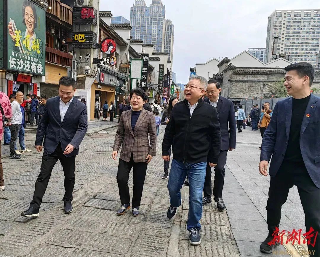 4月2日，湖南省委书记沈晓明来到太平老街，察看城市风貌并了解文旅产业发展情况。图片来源：湖南日报
