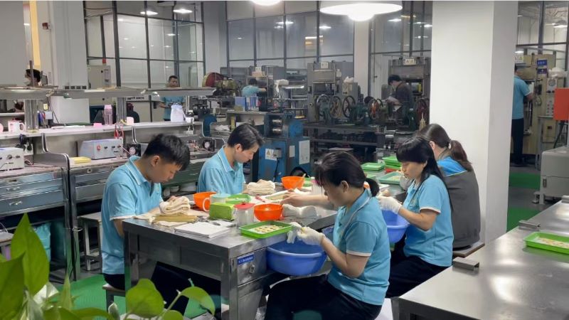 峰汇珠宝的生产车间内,员工们正在以传统工艺手法加工金饰.