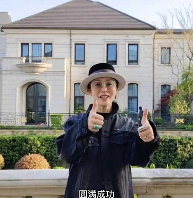 知名港圈女神近况曝光！被指皮肤松弛显老态，穿千元外套气质佳