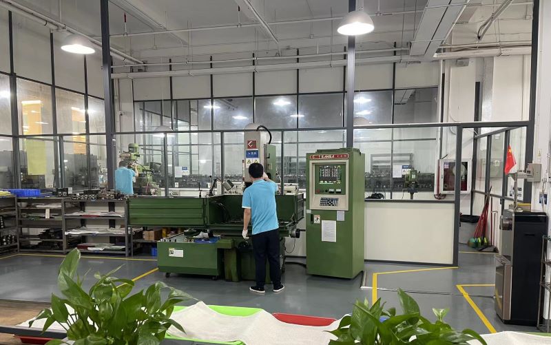 峰汇珠宝的生产车间内,员工通过自动化生产线,实现产品的高效快速生产