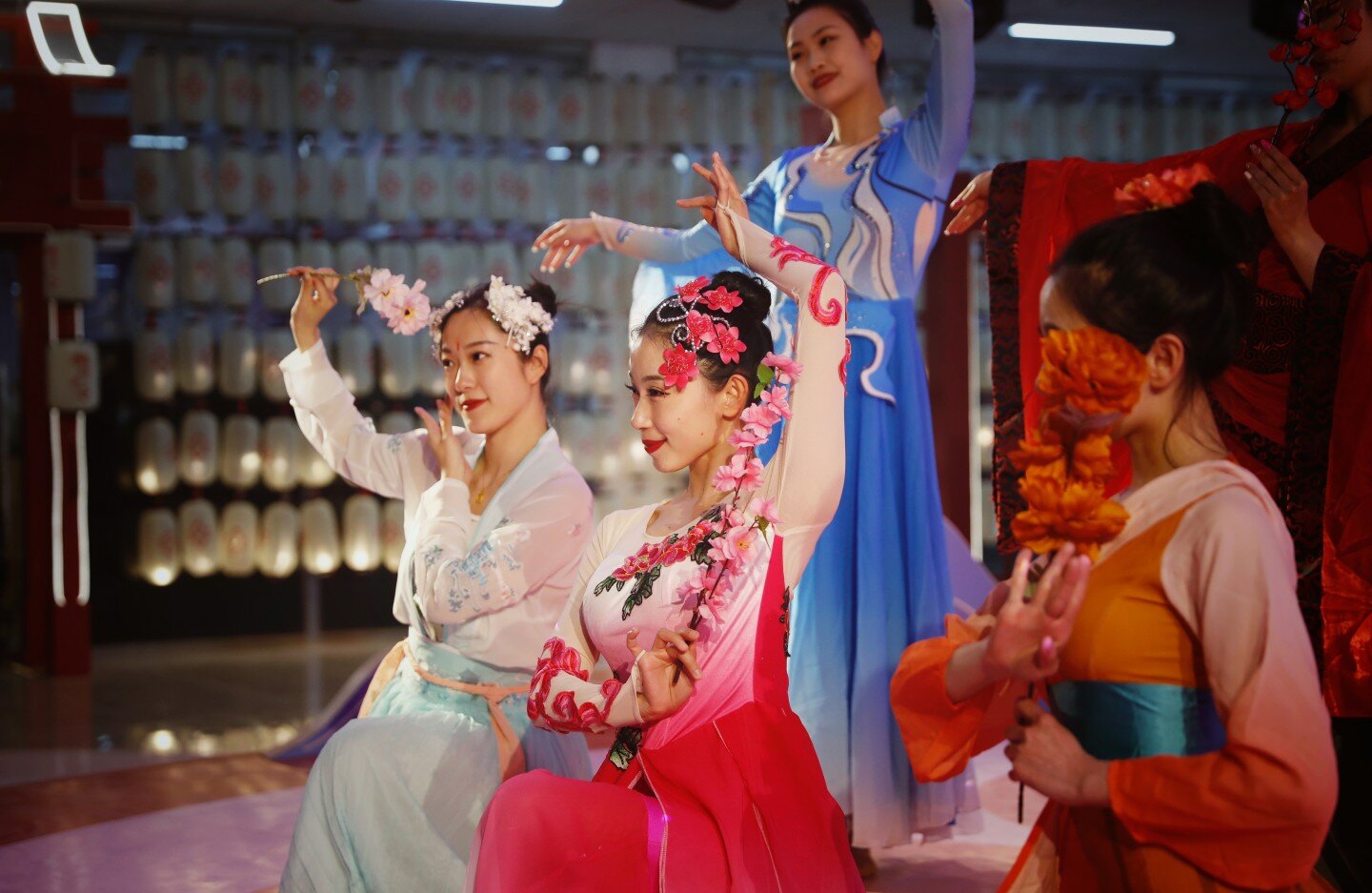 现场,演员们进行汉服表演.新京报记者 薛珺 摄