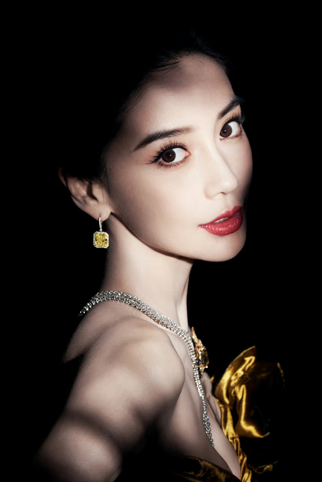 杨颖高颅顶盘发再加上一袭金色抹胸长裙……|顶盘|杨颖|抹胸_新浪新闻