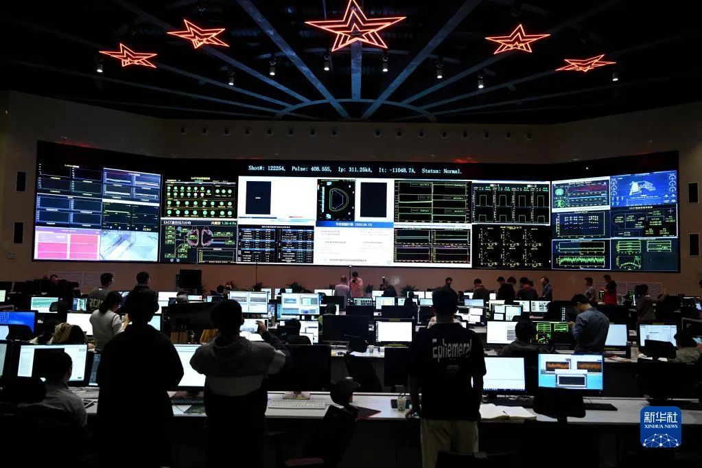 这是实验成功后的全超导托卡马克核聚变实验装置（EAST）控制大厅（4月12日摄）。新华社记者 黄博涵 摄