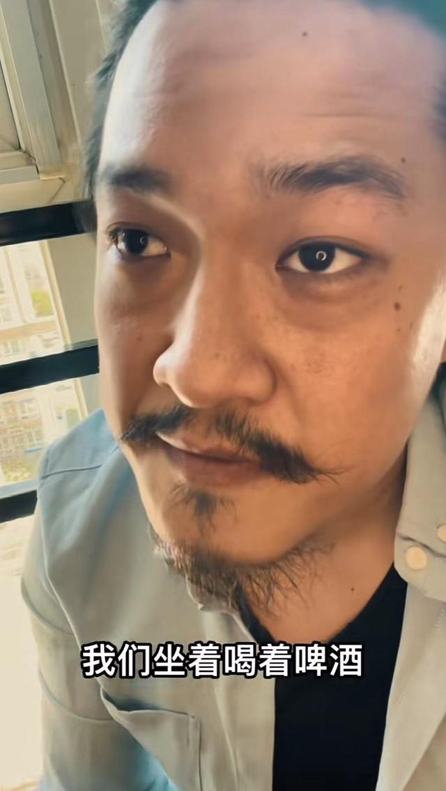 张丰毅儿子现身发福难认！和吕丽萍4年未见，独居小屋精神引担忧
