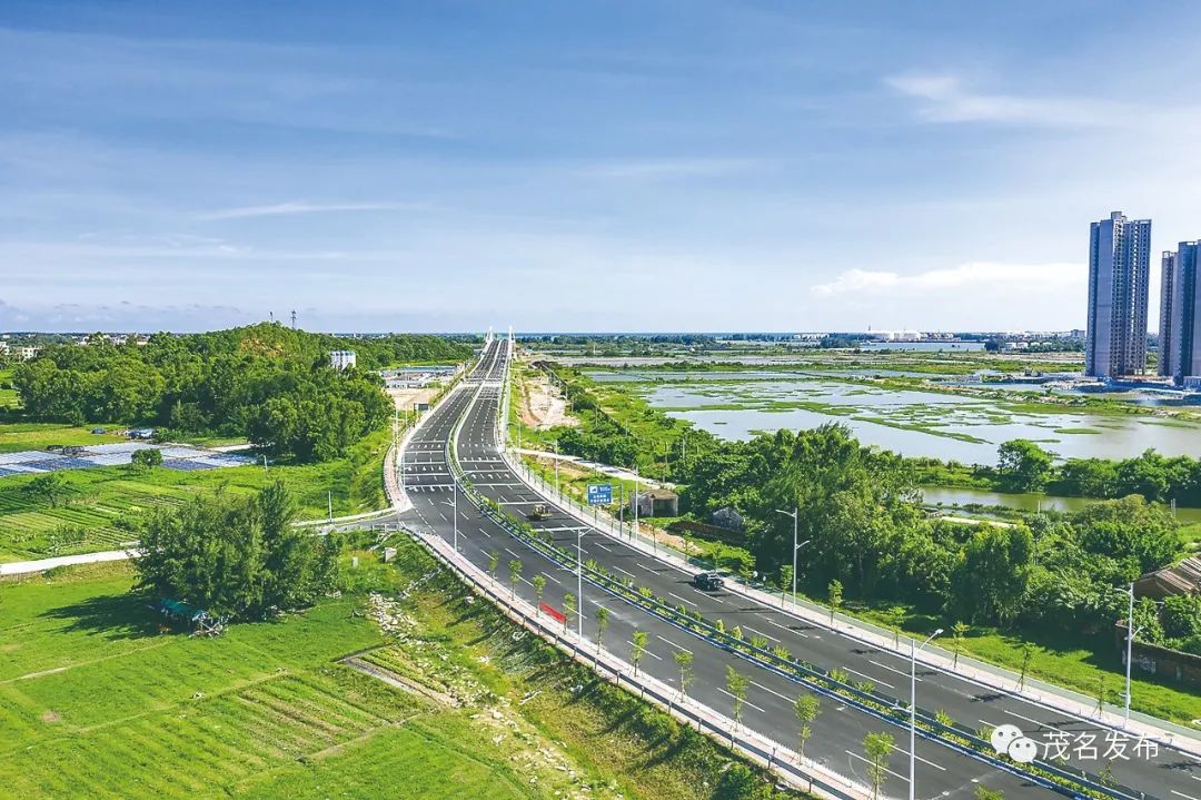 广东滨海旅游公路茂名段。