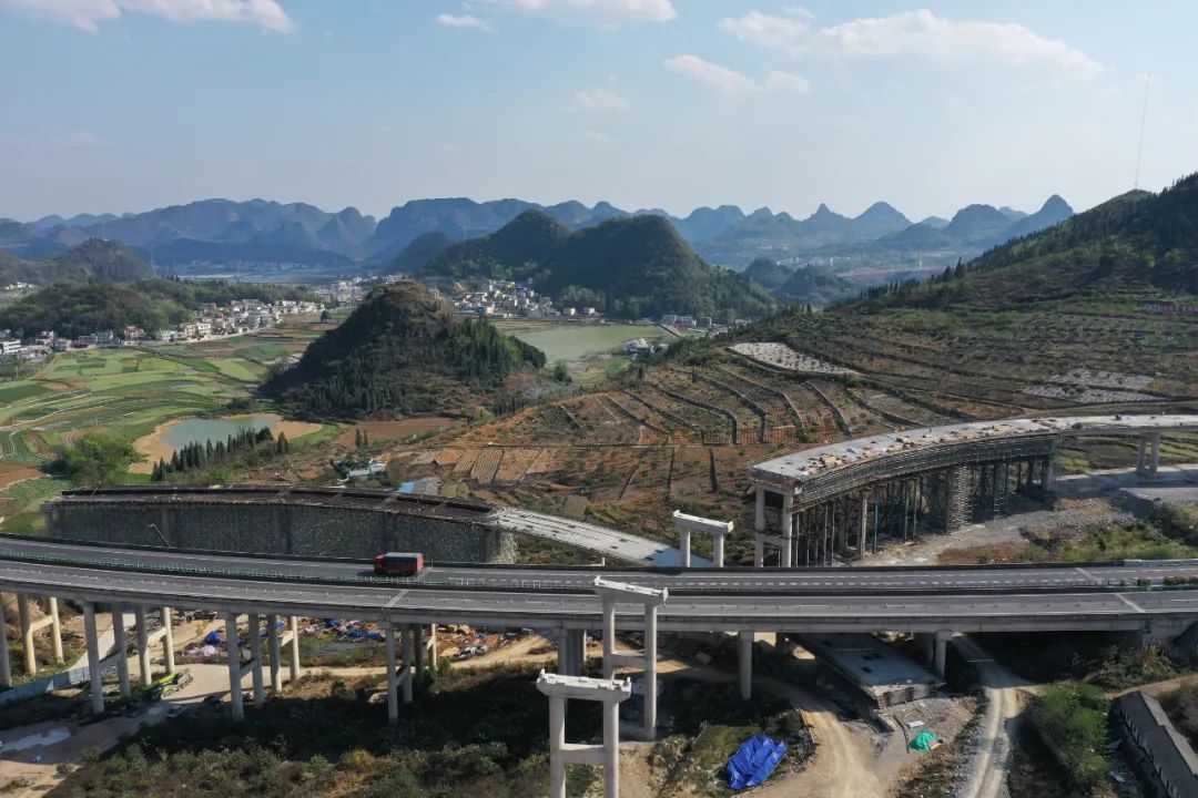 據現場主管技術員安輝介紹,六枝到安龍的高速公路14標段木咱樞紐互通