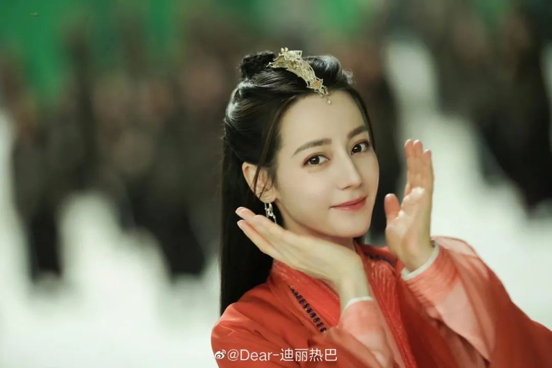 迪丽热巴曾陷恋爱绯闻:顶流小花的上位史有多难?__财经头条