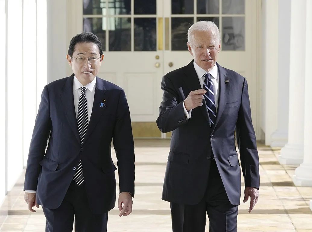 当地时间2023年1月13日,美国华盛顿特区,美国总统拜登(右)和日本首相