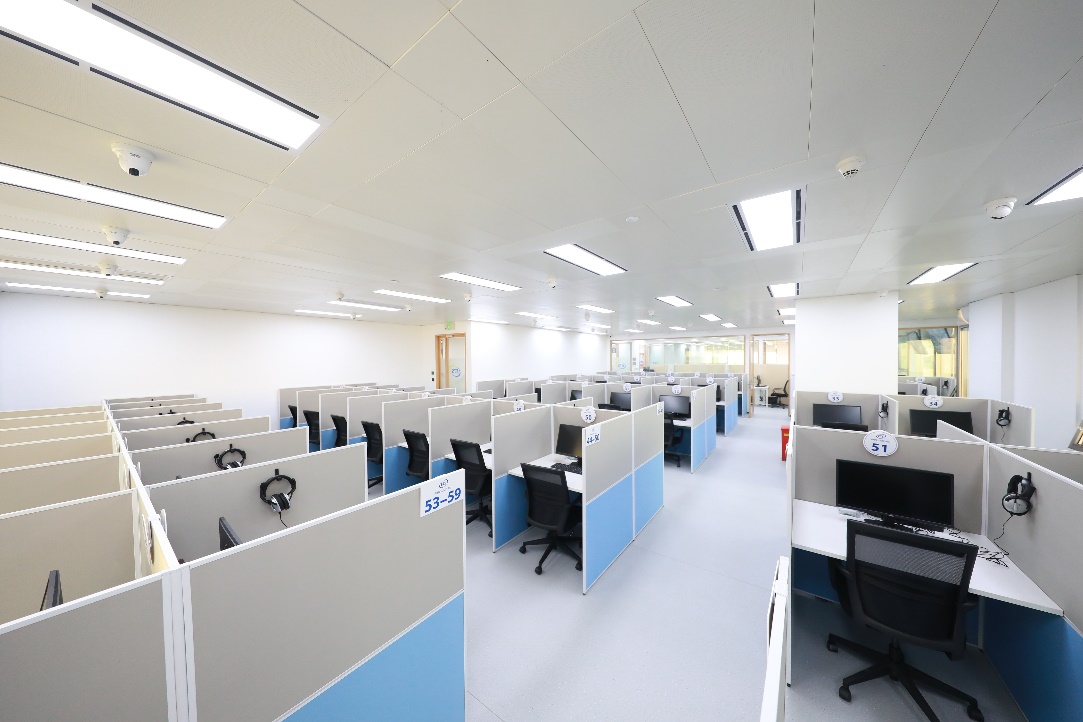 ets上海考试中心的考场配备了先进的设备以提升考生的考试体验.