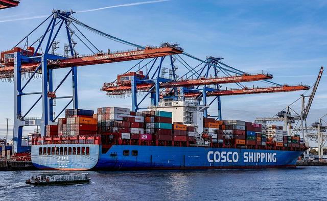 当地时间2022年10月26日，中远集团集装箱船“新联运港”号在汉堡港“福地”集装箱码头卸货。图片来源：视觉中国
