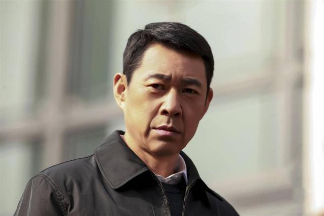 张丰毅儿子现身发福难认！和吕丽萍4年未见，独居小屋精神引担忧