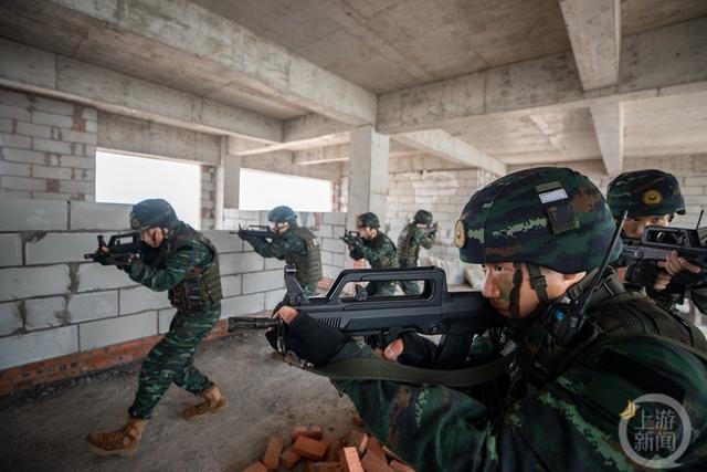 神兵天降!高清直击武警特战队员反劫持演练|暴恐分子_新浪财经_新浪网