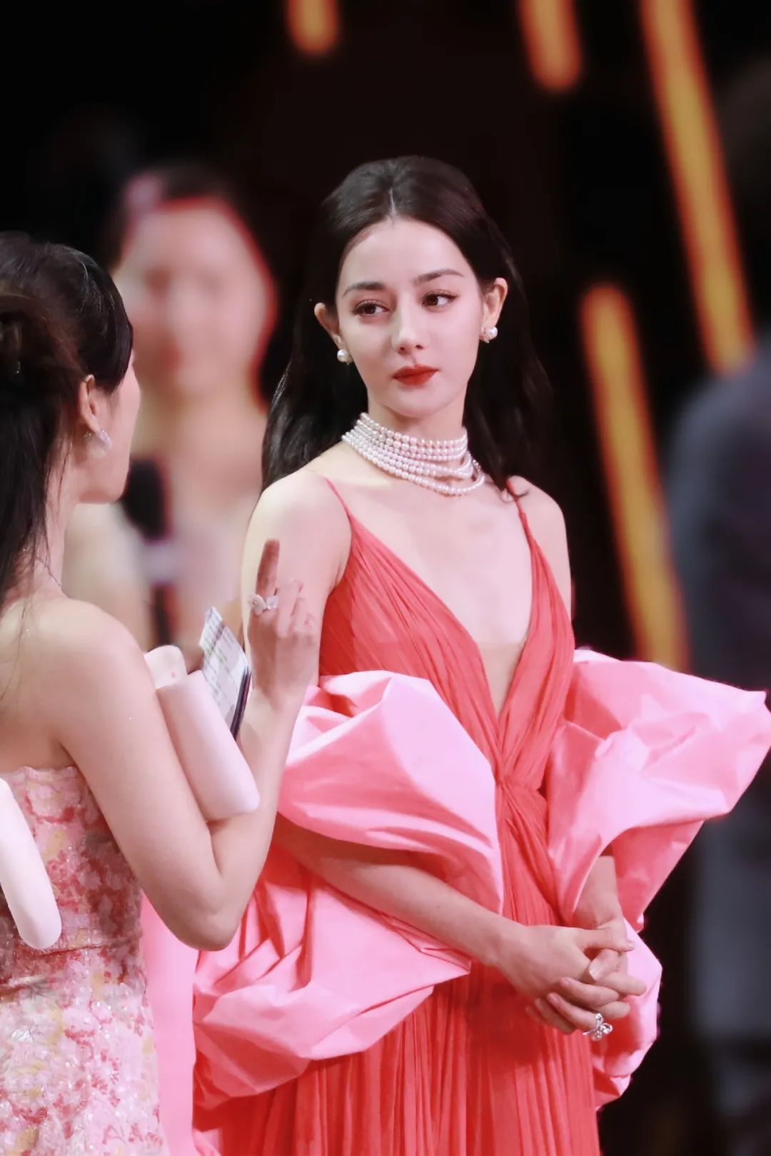 迪丽热巴曾陷恋爱绯闻:顶流小花的上位史有多难?__财经头条