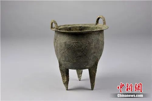 二里头遗址出土文物网格纹青铜鼎.受访者供图