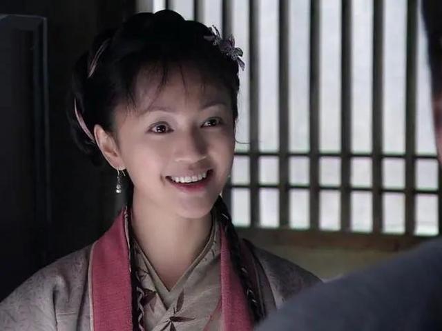49岁罗海琼现身苍蝇小馆，素颜出镜似路人，大口吃面不顾阔太形象