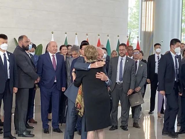 巴西总统卢拉与新开发银行行长罗塞夫拥抱。王蕙蓉 摄