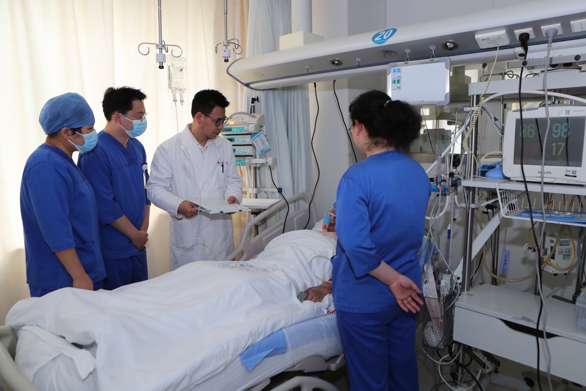 术后,医生团队看望患者.上海市第十人民医院 供图