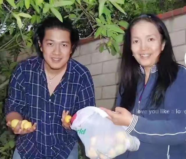 张丰毅儿子现身发福难认！和吕丽萍4年未见，独居小屋精神引担忧