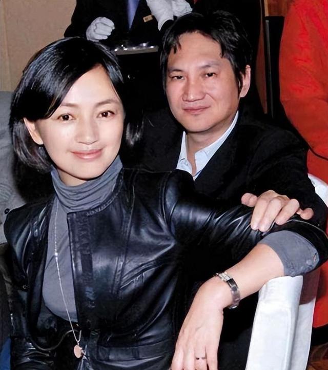 49岁罗海琼现身苍蝇小馆，素颜出镜似路人，大口吃面不顾阔太形象
