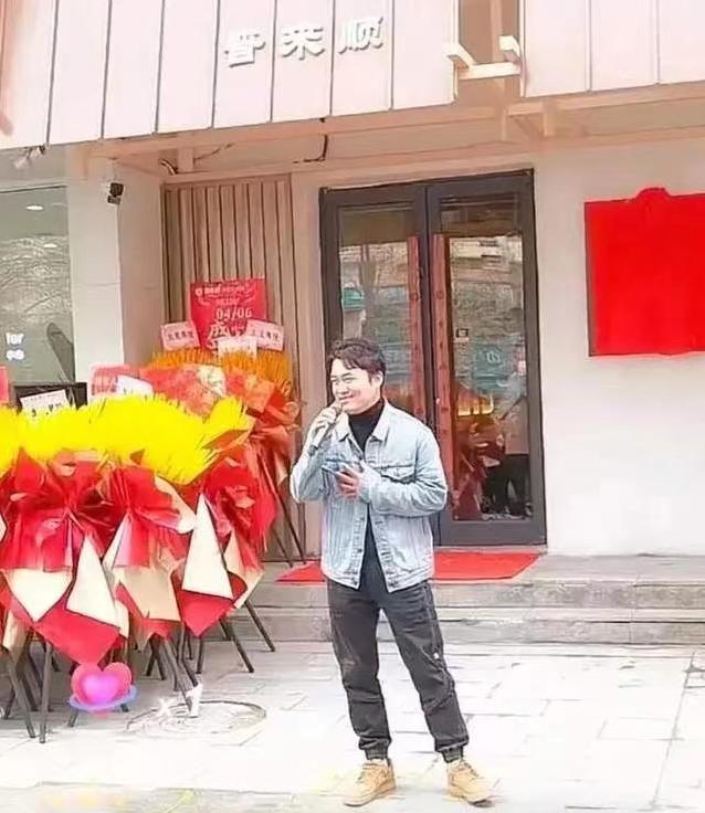 曹云金被曝有新欢，深夜和靓丽异性同回酒店，离开德云社后开面馆