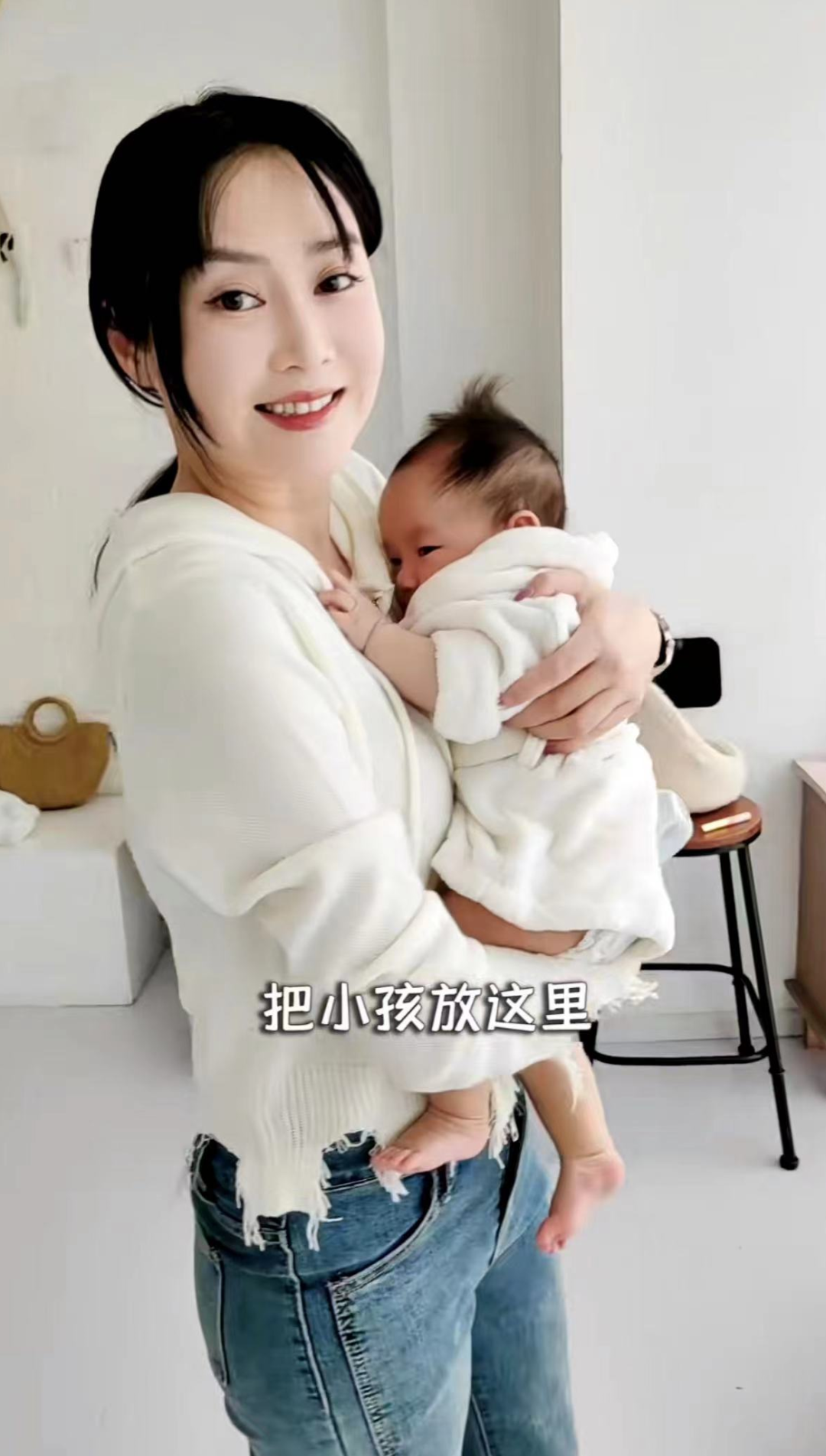 演员周娇哺乳期发火!老公频收到特殊服务短信,怒斥发信方没下限__财经头条