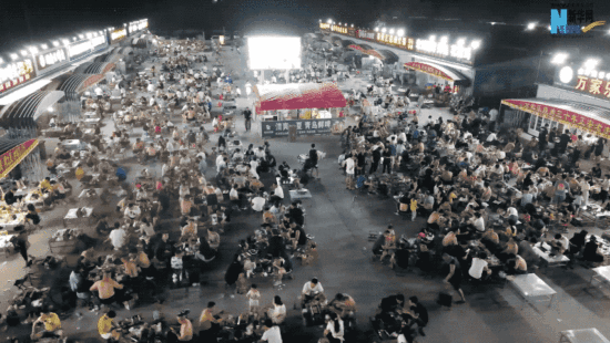 ▲爆火的淄博烧烤。