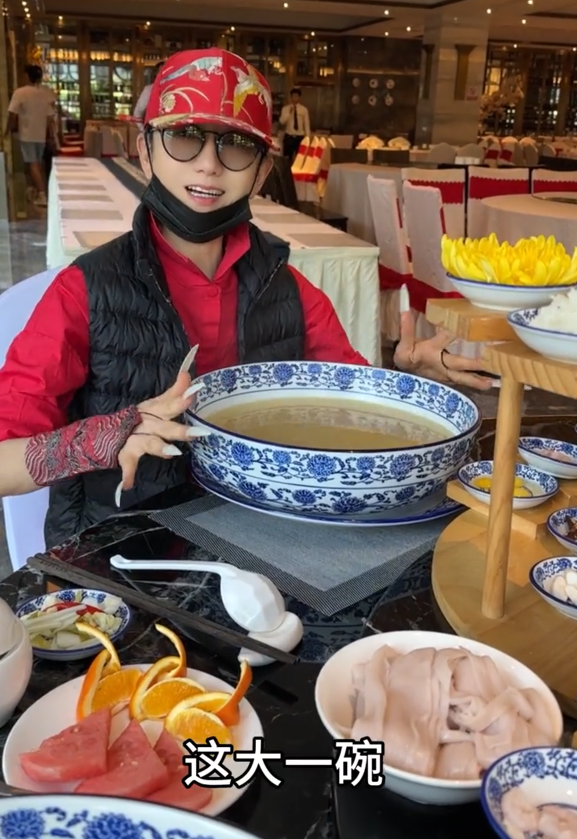 杨丽萍云南吃盆装米线，指甲不便食材撒桌上，曾说不吃主食引质疑