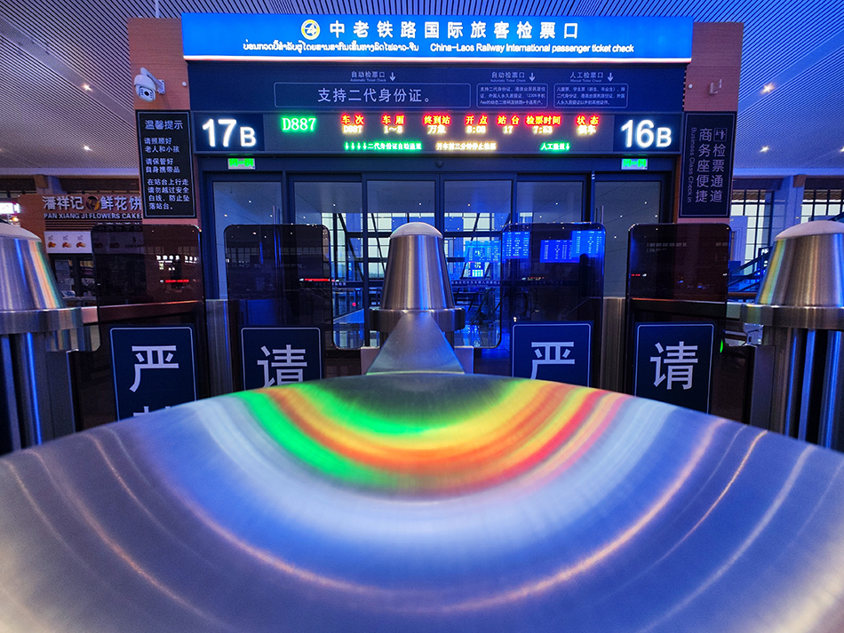 这是4月13日拍摄的昆明南站的检票口.新华社 图