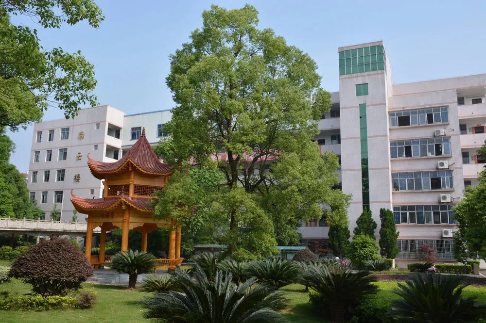 图为攸县一中校园内一角.