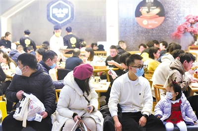 顾客在杭州一家餐厅外等待就餐.资料照片