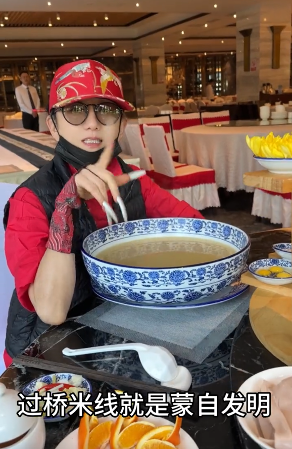 杨丽萍云南吃盆装米线，指甲不便食材撒桌上，曾说不吃主食引质疑