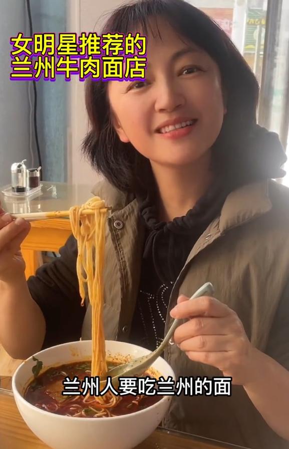 49岁罗海琼现身苍蝇小馆，素颜出镜似路人，大口吃面不顾阔太形象