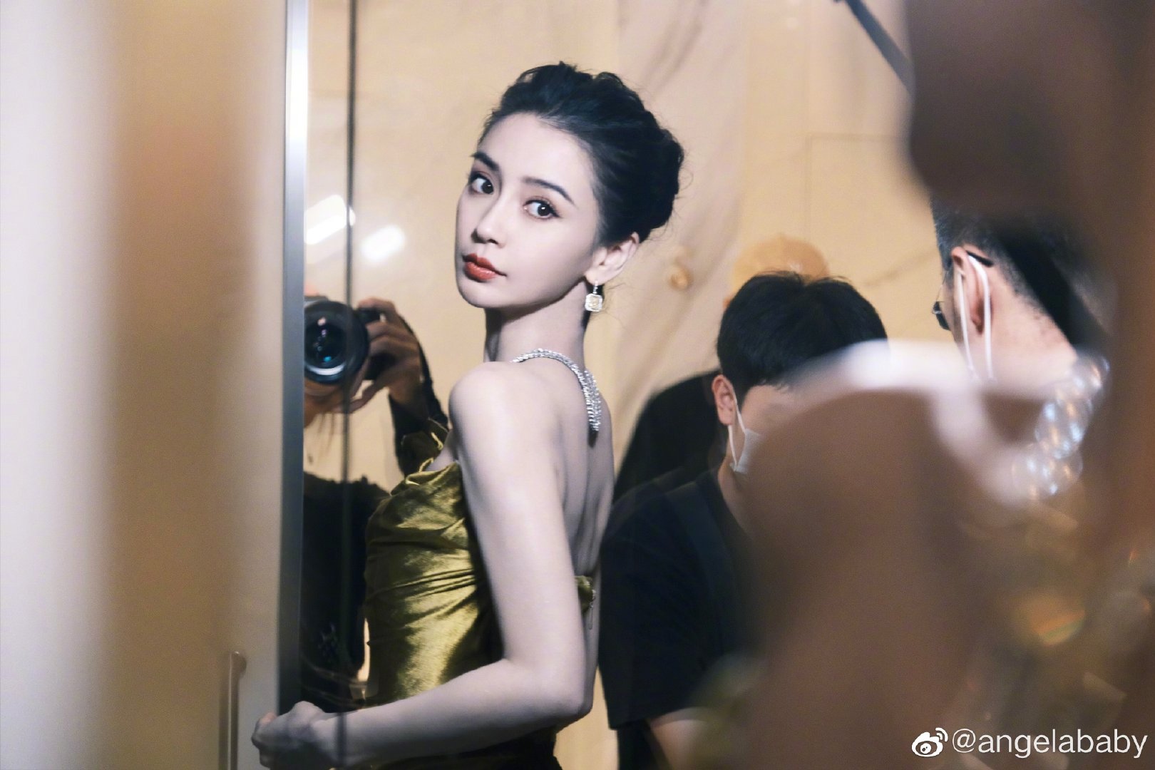 Angelababy杨颖 金色传说皮 的后台瞬间,回眸一瞬……|一瞥|惊鸿_新浪新闻