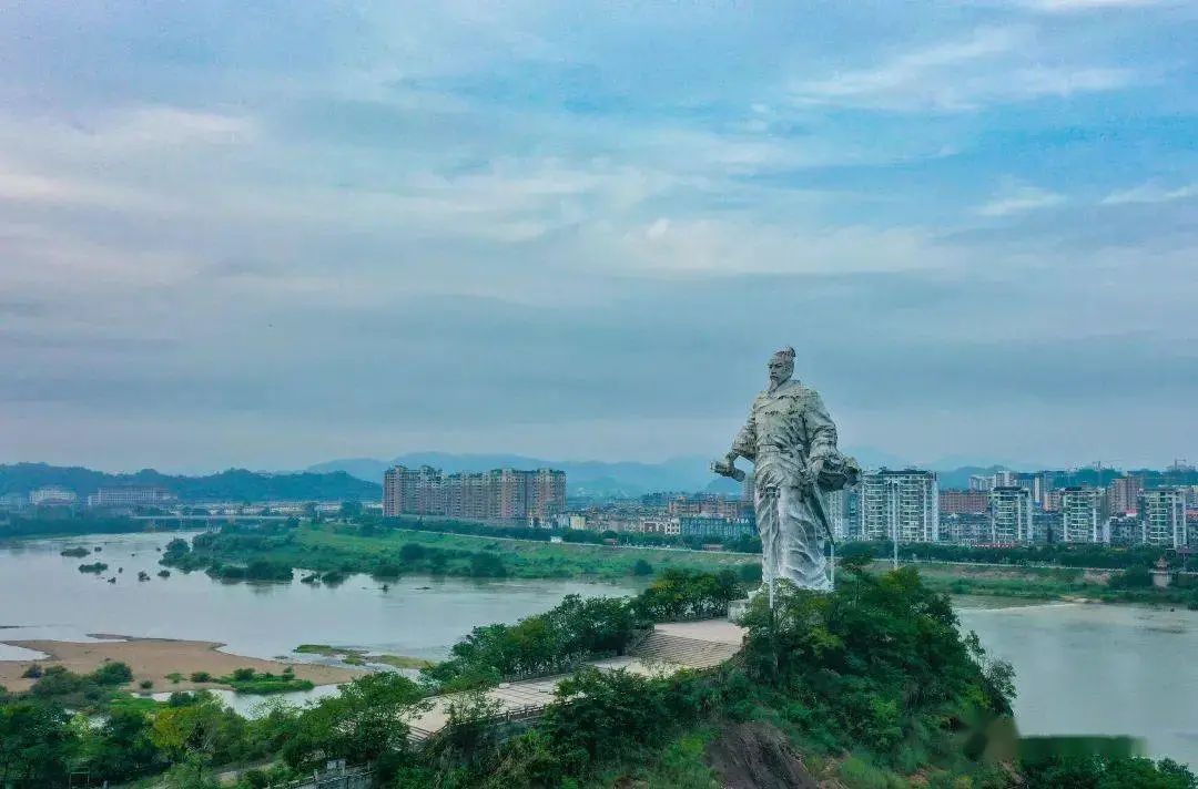 辛弃疾雕像伫立在铅山信江河畔.熊长军/摄