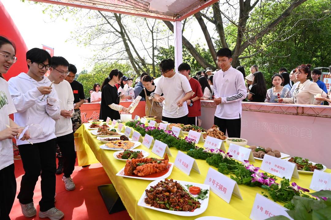 大学里的美好食光川北医学院校园美食节开幕啦