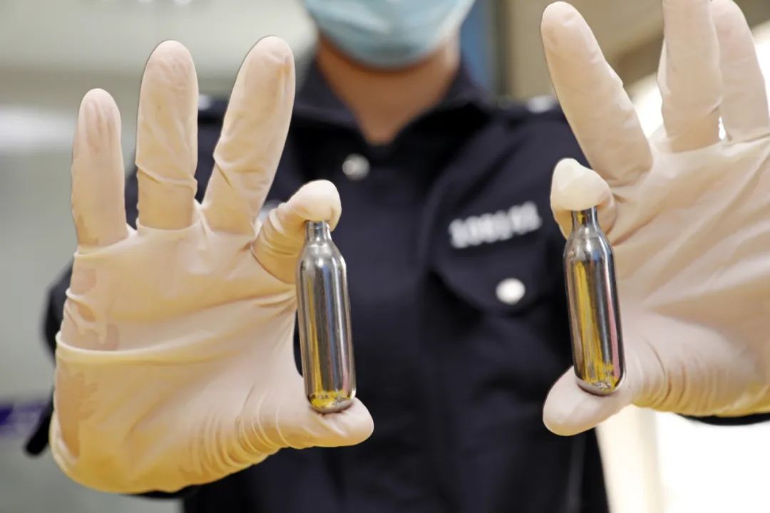 2022年4月8日,江苏省宝应县公安局氾水派出所民警查获的"笑气".