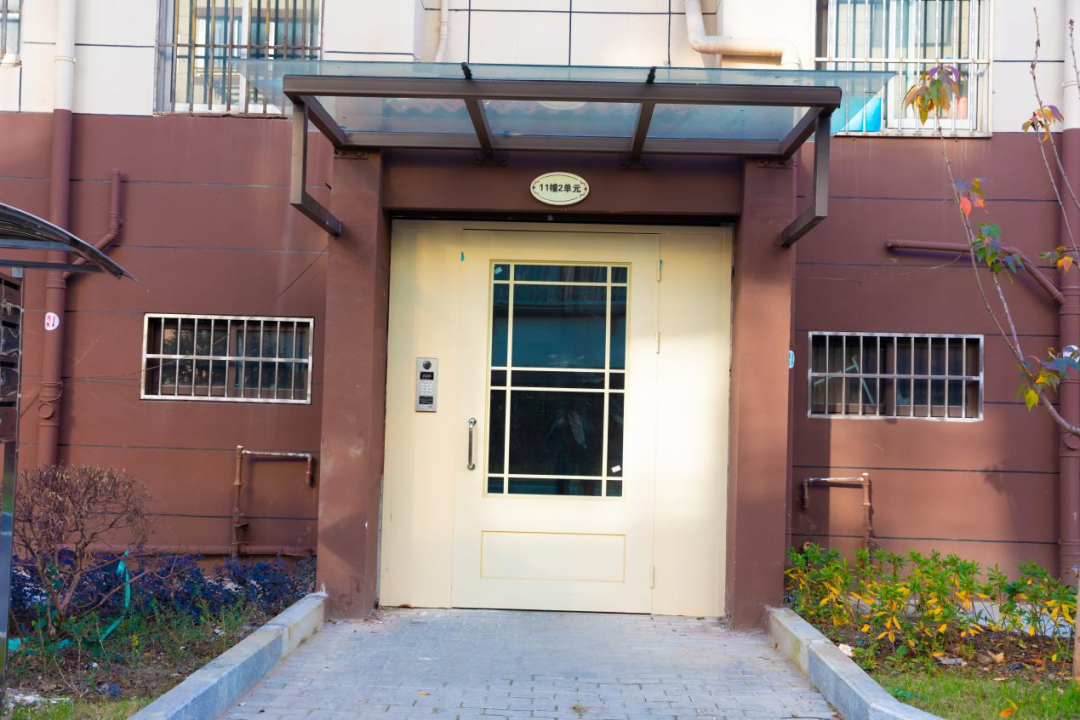 小区入户门改造后